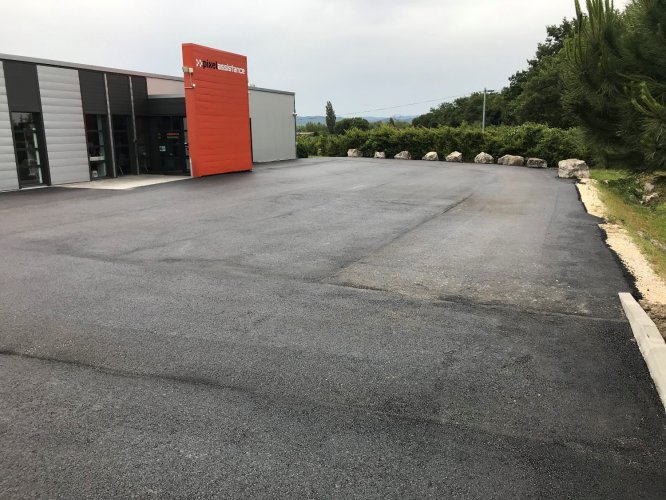 Fin d'enrobage du parking